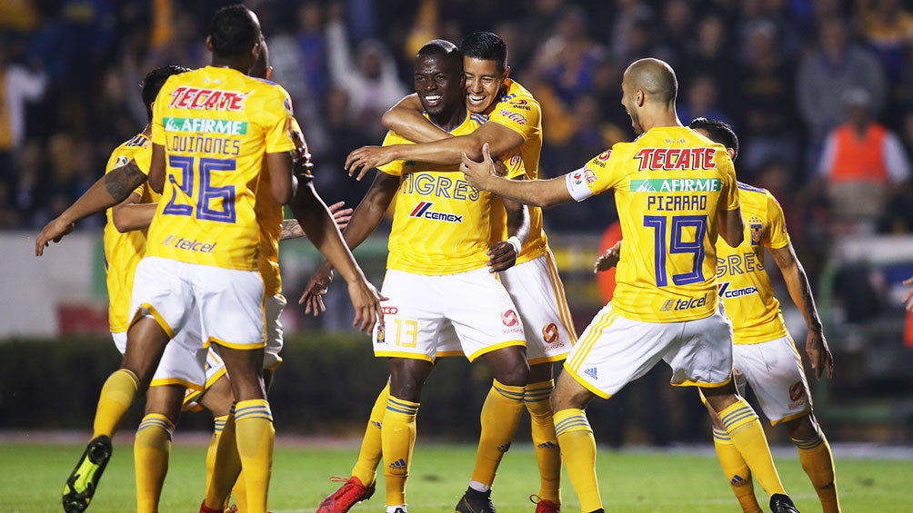 Valencia, felicitado por sus compañeros tras un gol 