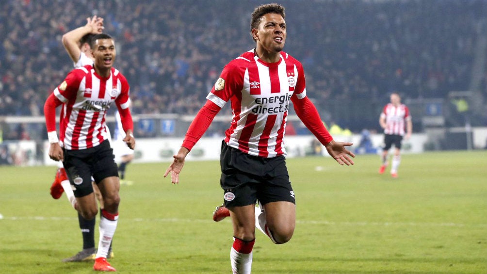 Donyell Malen celebra su anotación frente al Heerenveen