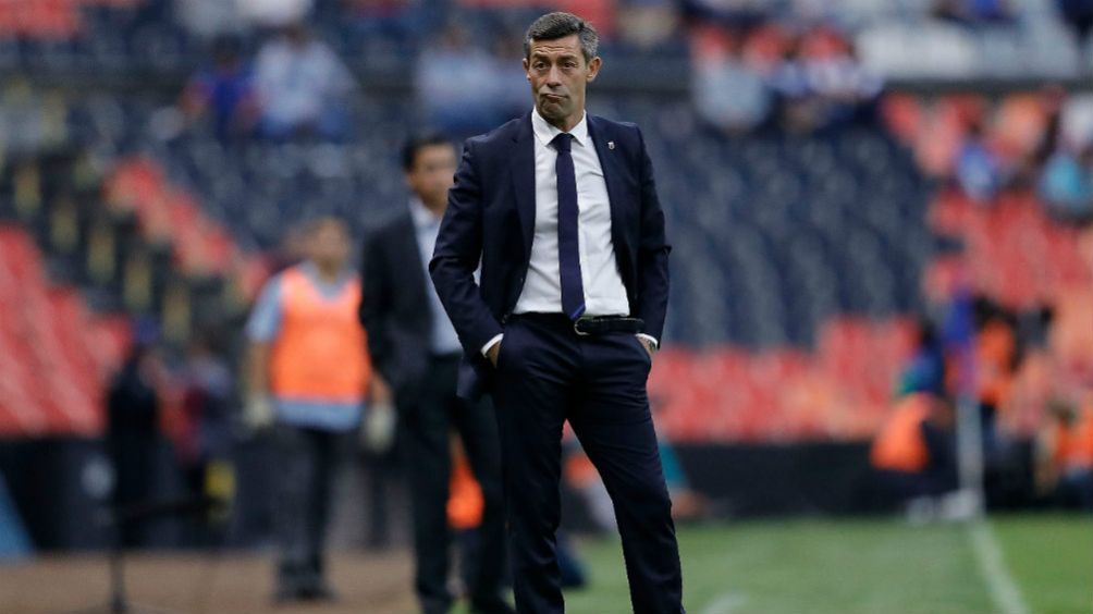 Pedro Caixinha durante la derrota de Cruz Azul ante Santos