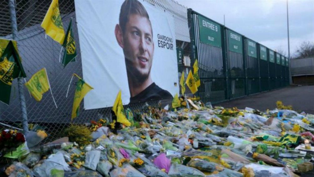 Aficionados rinden homenaje a Emiliano Sala