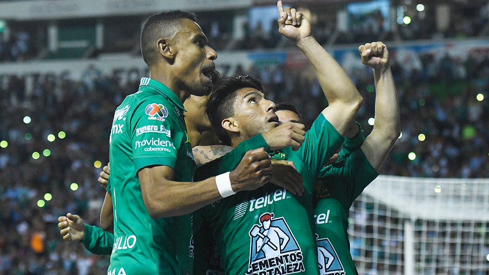 Jugadores de León celebran gol contra Toluca