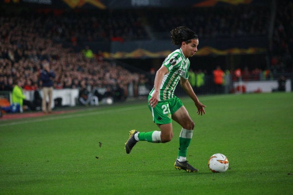 Lainez controla el balón durante un partido