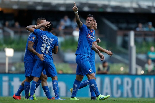 Cruz Azul celebra una anotación ante Santos en el Azteca