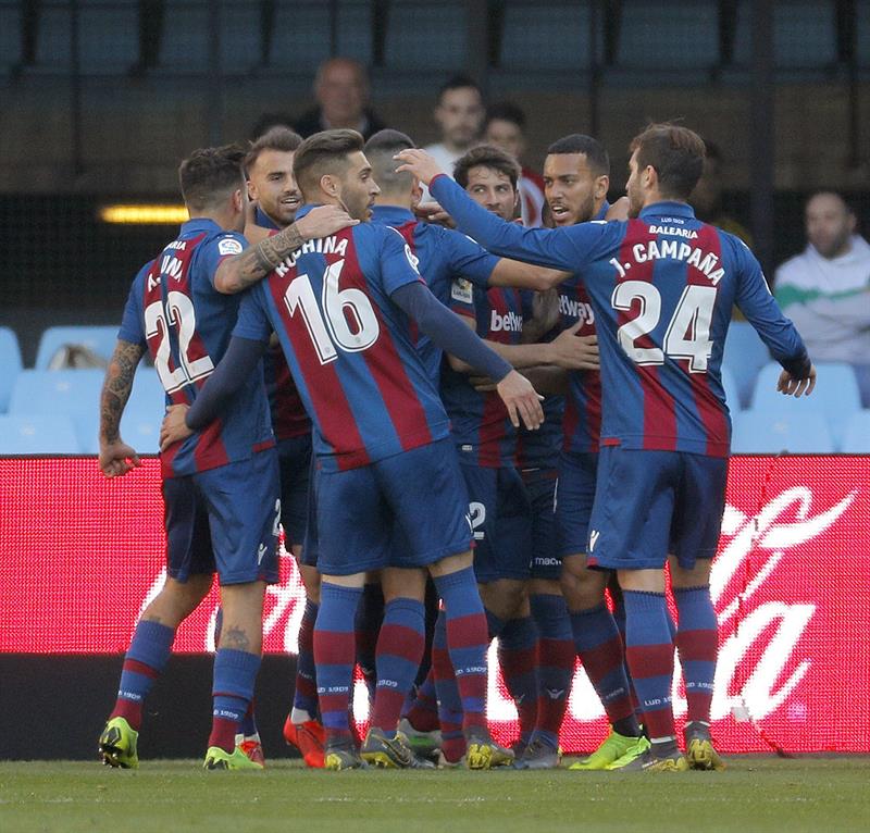 Jugadores de Levante festeja uno de sus goles