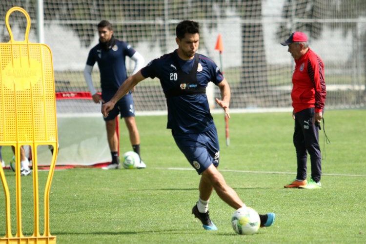 Jesús Molina, en un entrenamiento con las Chivas