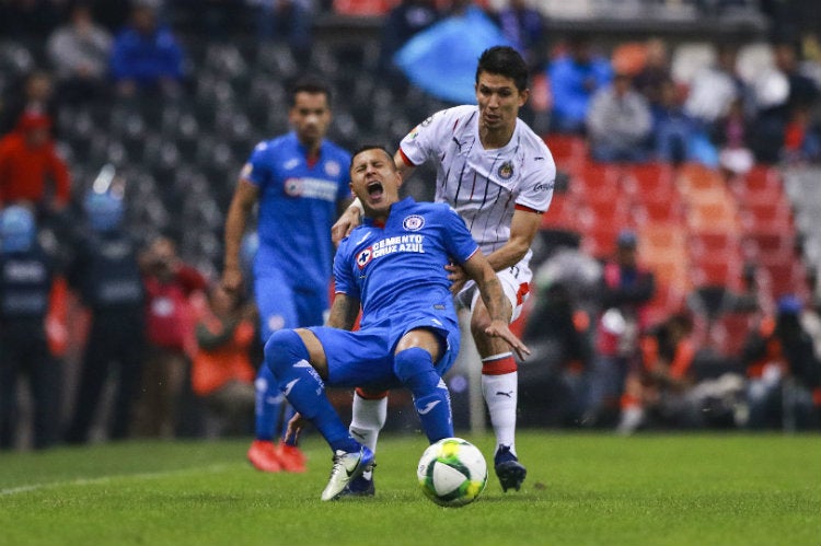 Cata Domínguez y Jesús Molina disputan el balón en el Azteca