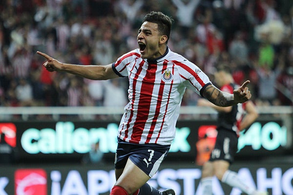 Alexis Vega festeja gol con Chivas