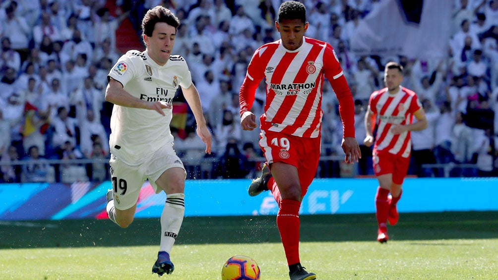 Odriozola y Lozano pelean el balón en el Bernabéu 