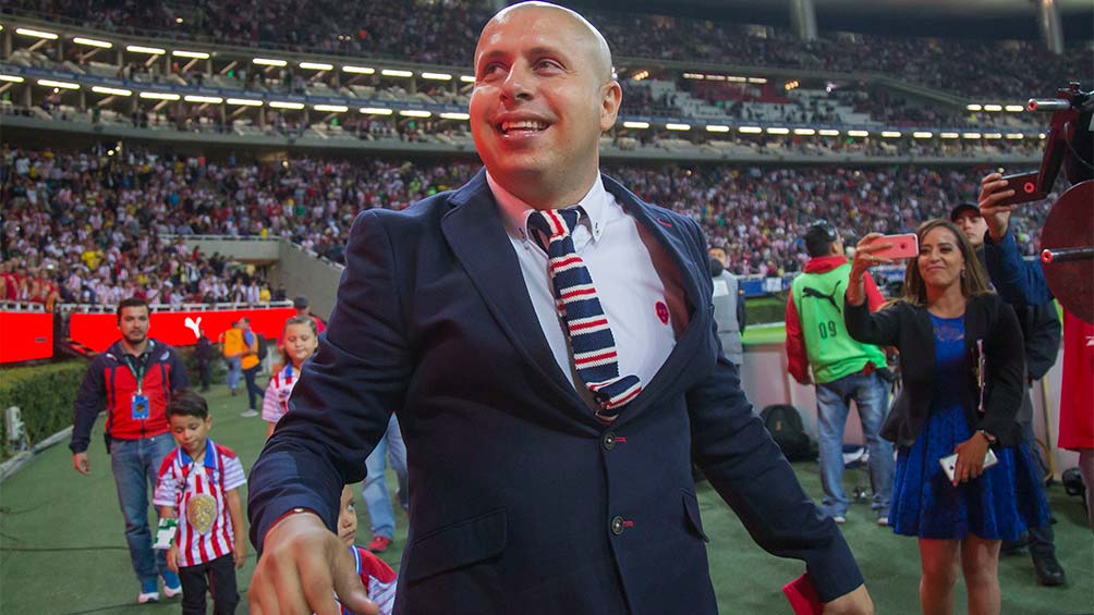 Bofo Bautista en el Estadio Akron previo a un Clásico Nacional 