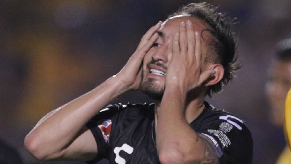 Carlos Guzmán se lamenta durante el partido