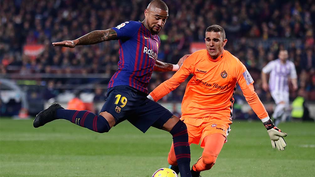 Prince Boateng disputando un balón ante el Valladolid 