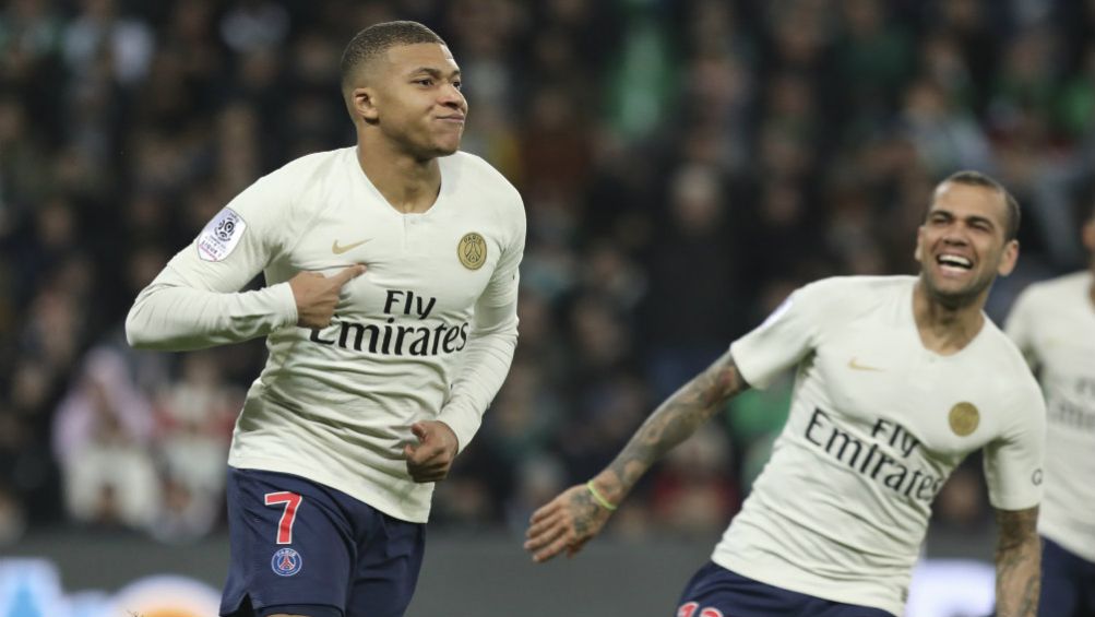 Mbappé  festeja tras marcarle al Saint Étienne