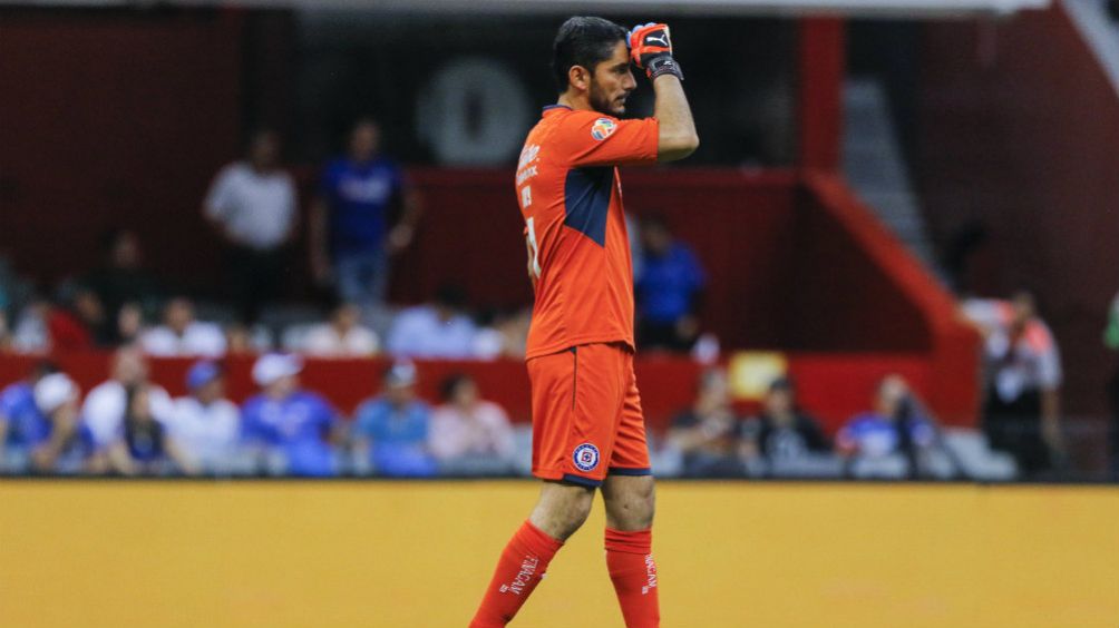 Jesús Corona durante un partido del Cruz Azul