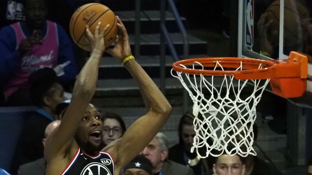 Kevin Durant clava el balón durante el partido