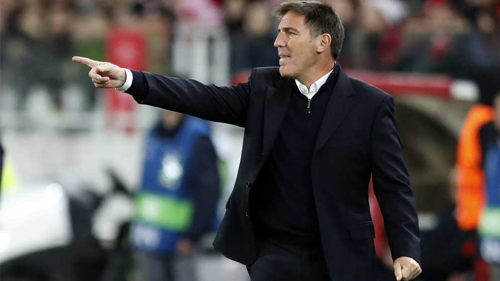 Eduardo Berizzo dirigiendo un partido 