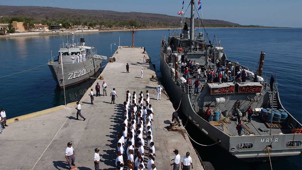 Reclusos de las Islas Marías haciendo formación 