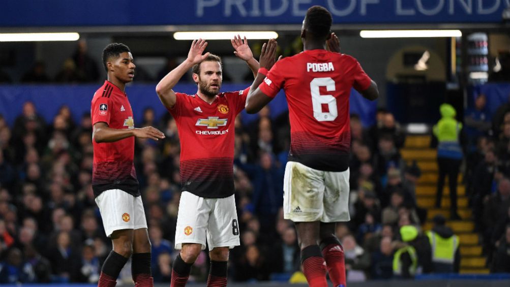 Herrera festeja con Pogba su gol vs el Chelsea