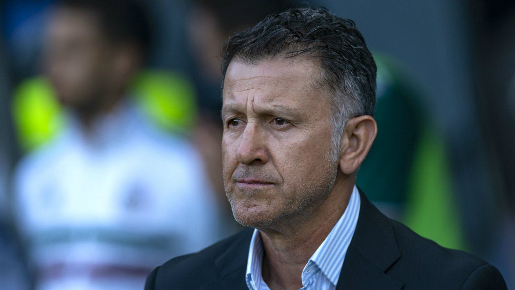 Juan Carlos Osorio durante un partido contra Dinamarca