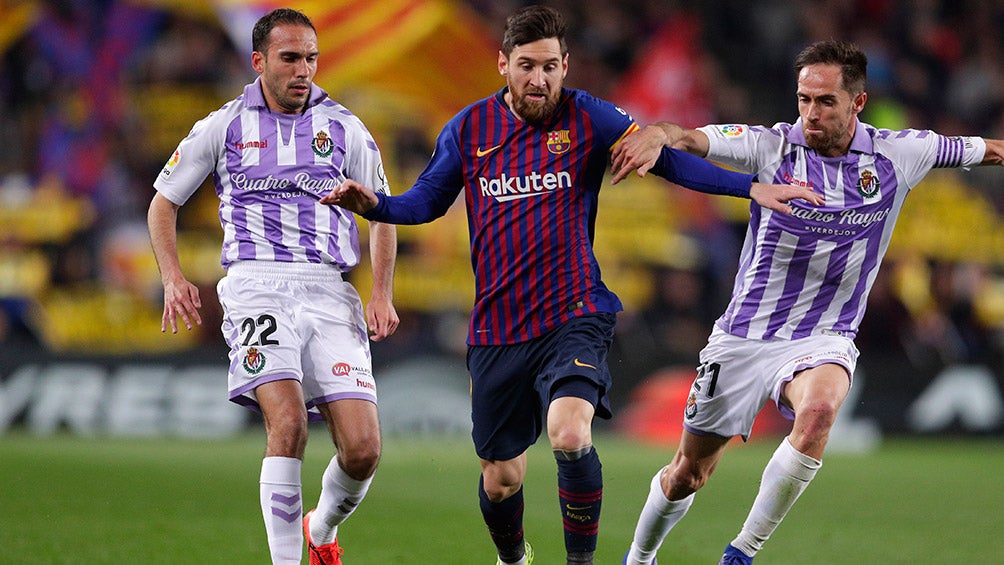 Messi es presionado por jugadores del Valladolid