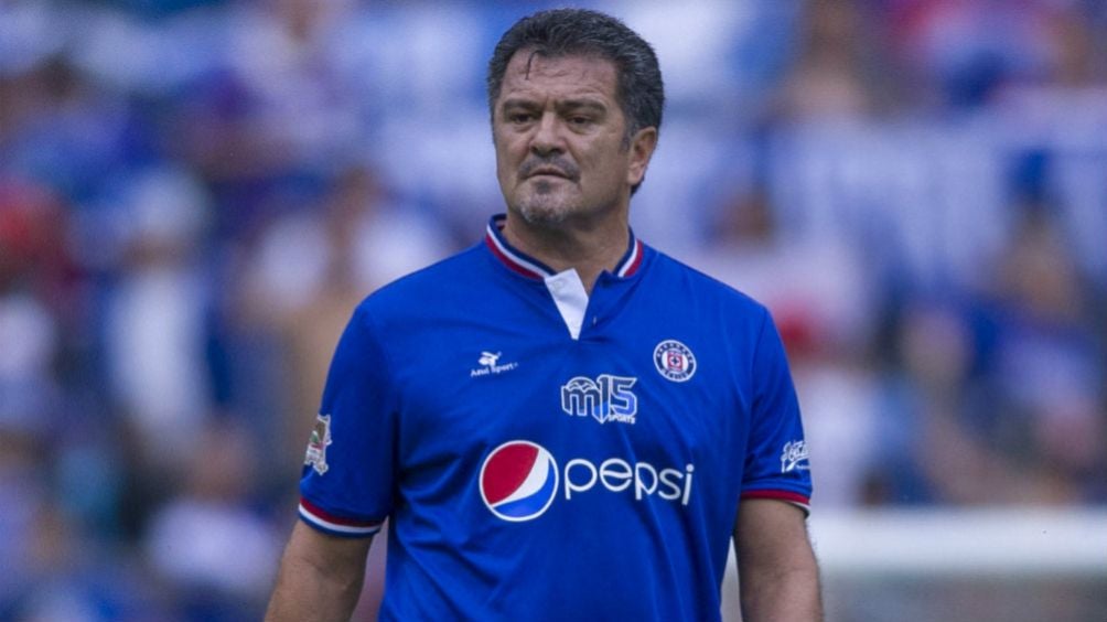 Carlos Hermosillo durante un partido de leyendas