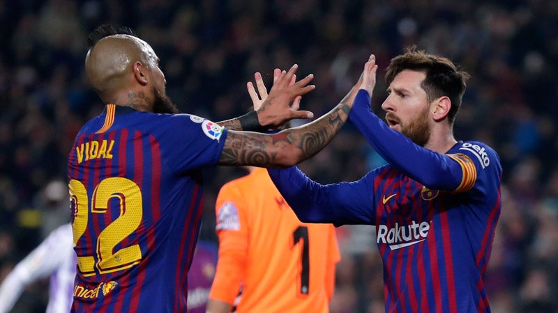 Vidal y Messi celebran una victoria del Barça