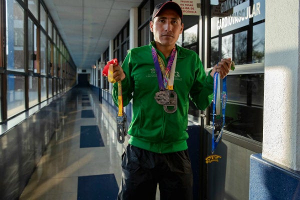 Alejandro Pacheco posa para la cámara de RÉCORD con algunas de sus medallas