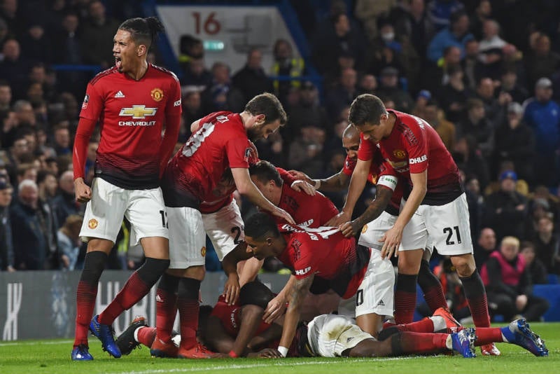 Jugadores del Manchester United festejan un gol