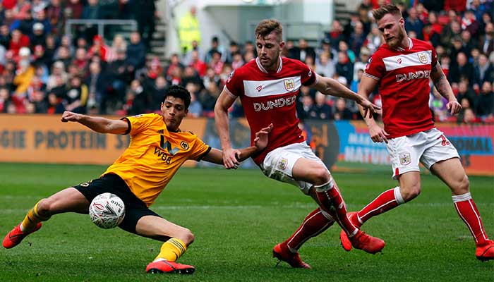 Jiménez rematando el balón en partido con el Wolverhampton 