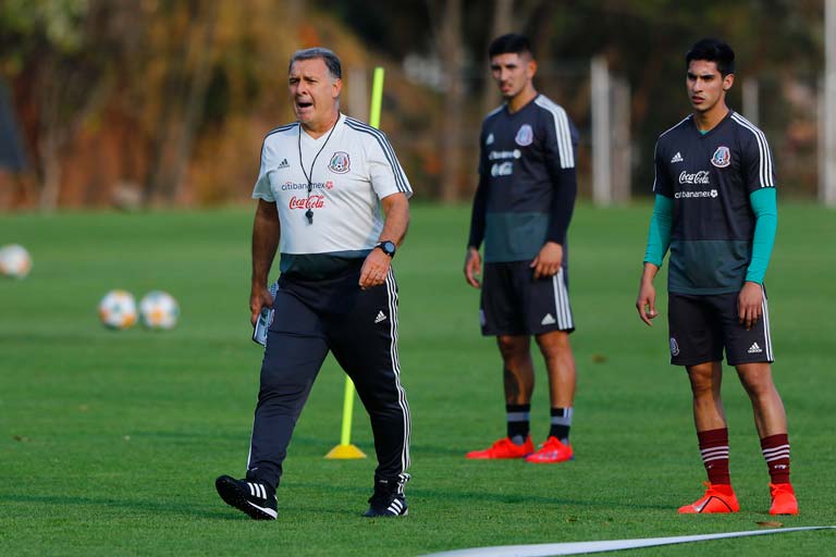 Tata Martino en una práctica con el Tri