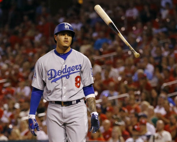 Machado lanza su bate en un encuentro ante Cardinals 