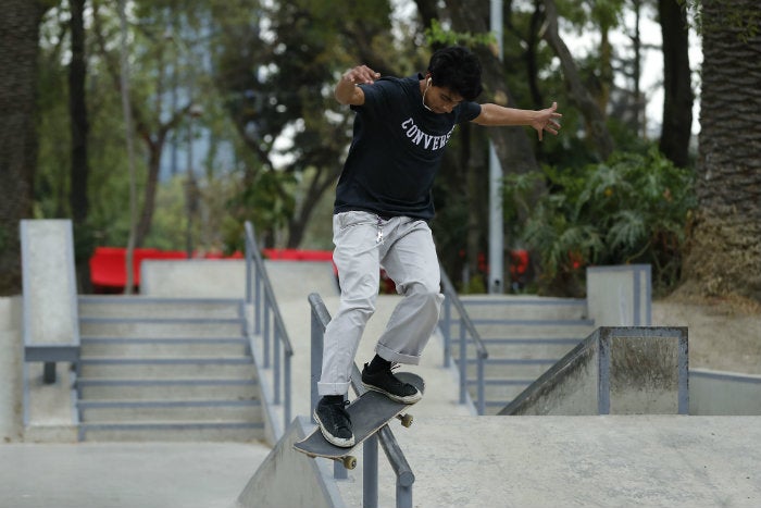 Brayan Coria haciendo trucos con la patineta para RÉCORD 