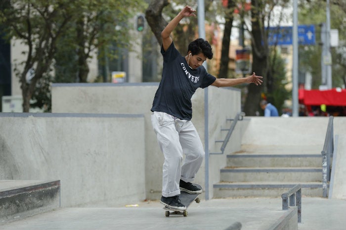 Brayan Coria haciendo trucos con la patineta para RÉCORD 