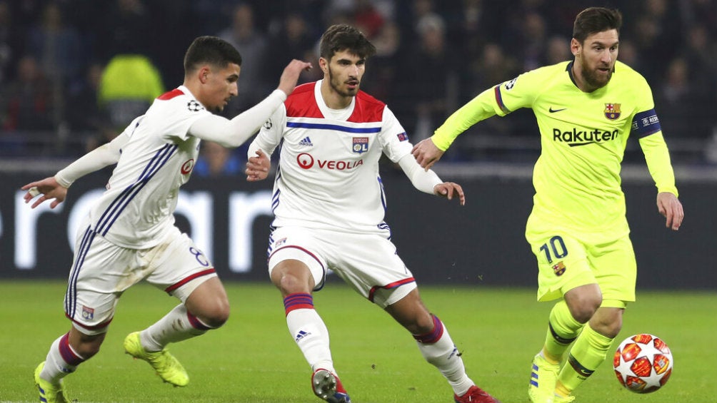 Jugadores del Lyon persiguen a Messi 