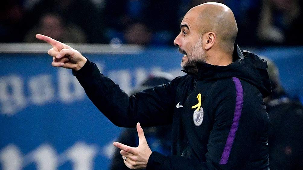 Guardiola da indicaciones en juego de Manchester City