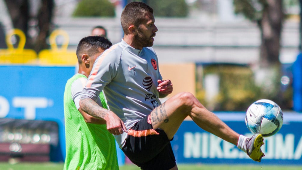 Ménez, durante un entrenamiento con América 