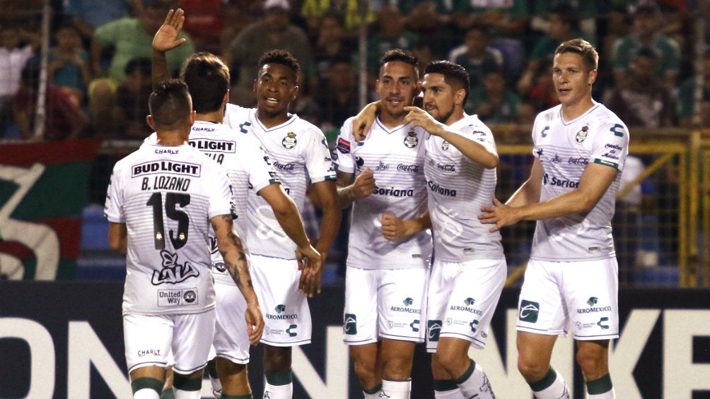 Santos Laguna celebra una anotación frente al Marathón