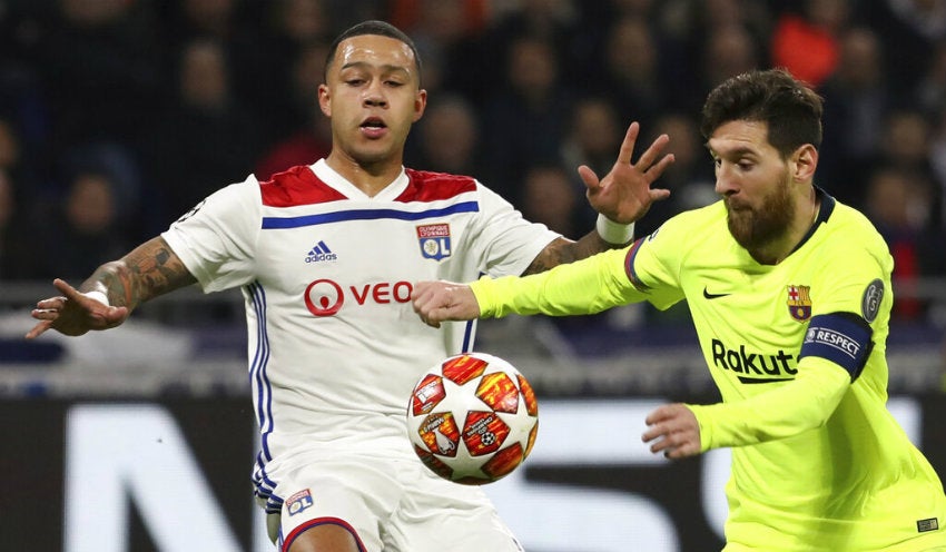 Depay pelea contra Messi por un balón 