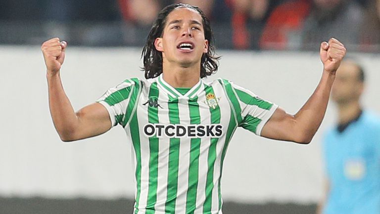 Diego Lainez celebra gol con el Betis