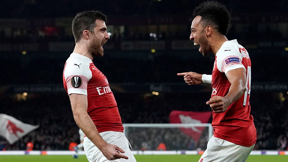 Jugadores del Arsenal celebran una anotación contra BATE