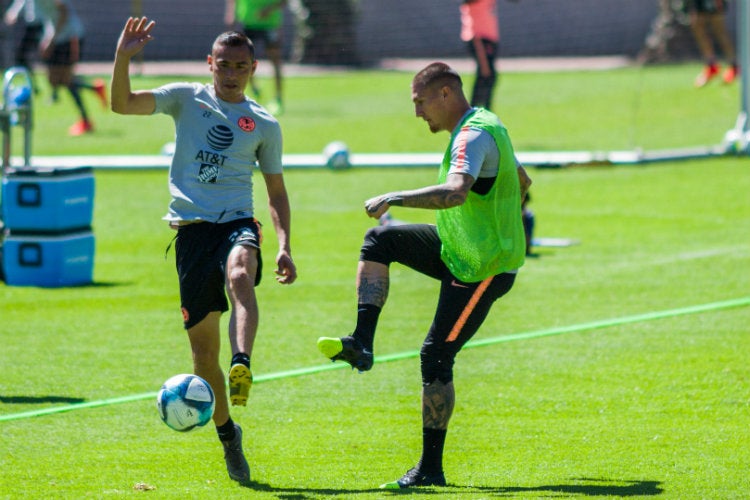 Nicolás Castillo remata durante un entrenamiento con América