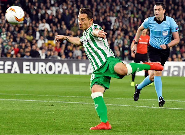 Andrés Guardado en el partido contra Rennes 