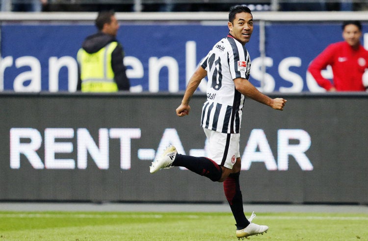 Marco Fabián festeja gol con el Eintracht Frankfurt