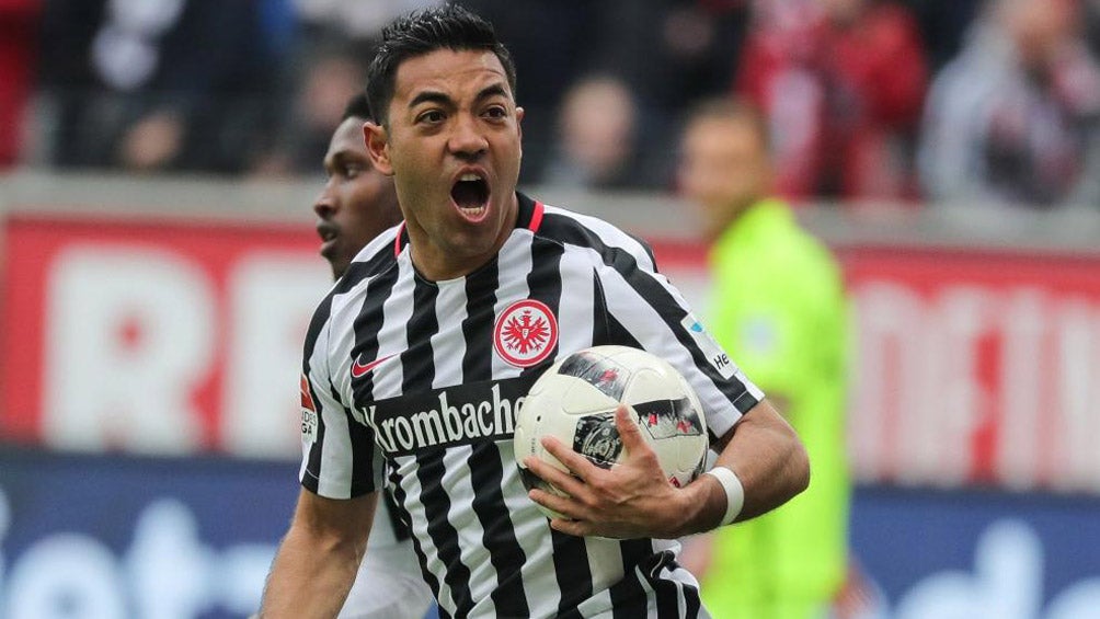 Marco Fabián celebra gol en su paso por el Eintracht Frankfurt