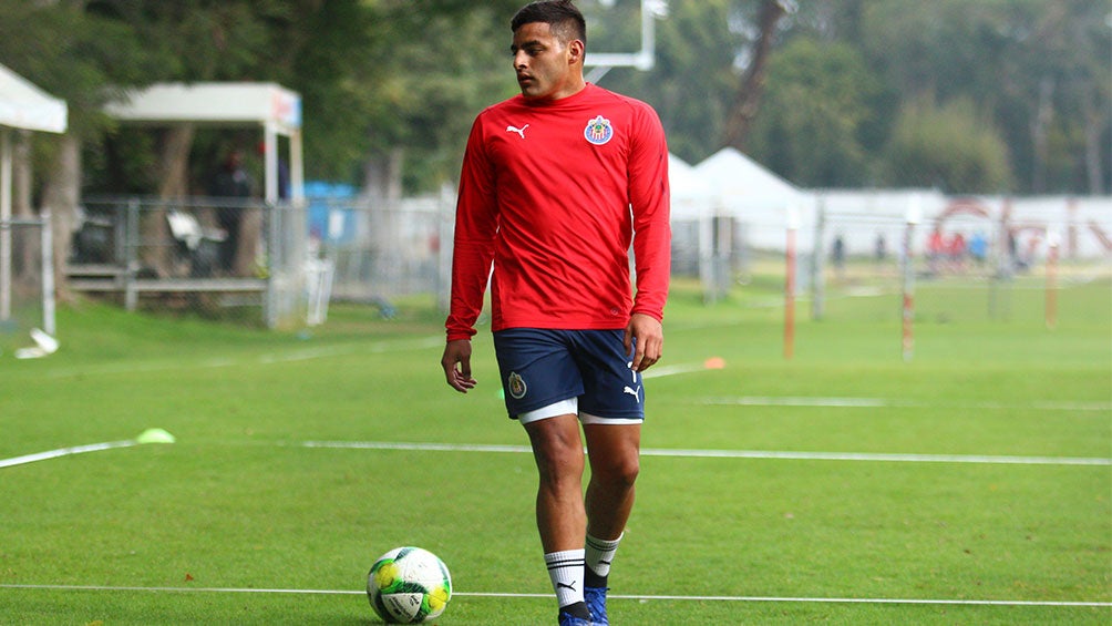 Alexis Vega en entrenamiento con Chivas 