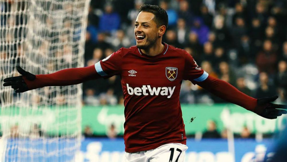 Chicharito festeja gol con los Hammers