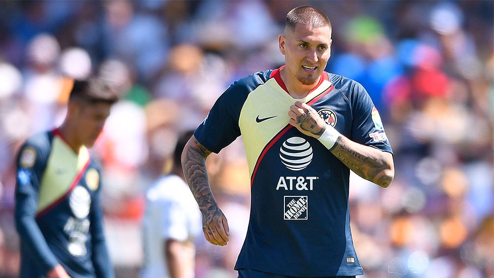 Nico Castillo durante un juego con el América 