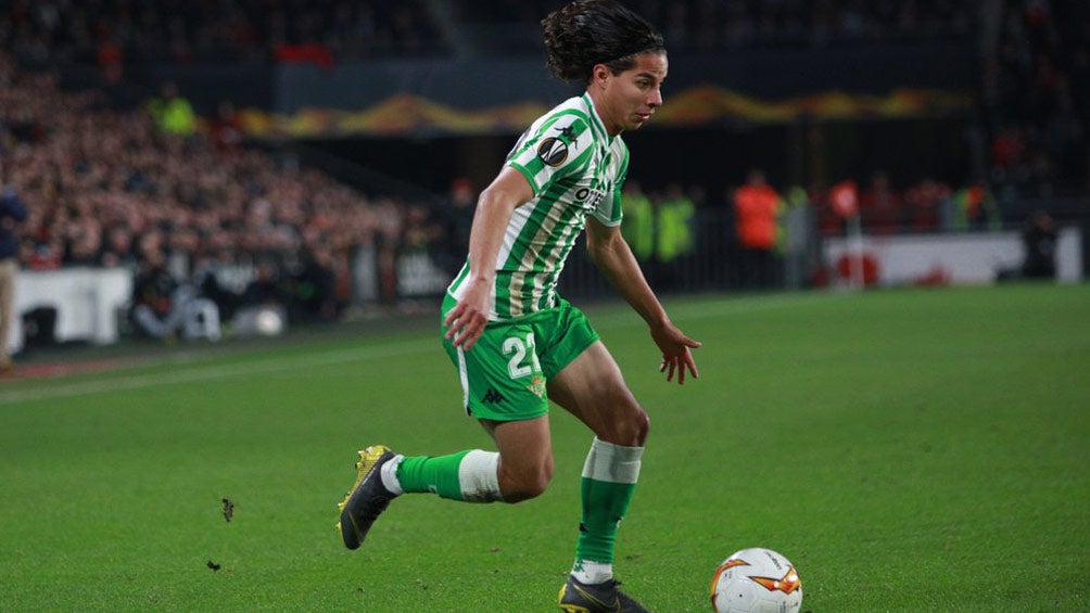 Diego Lainez conduce el esférico en un duelo con el Betis