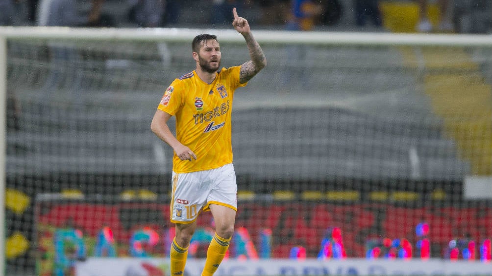 Gignac festeja su gol ante el Atlas