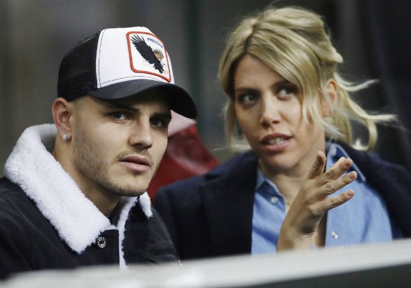 Mauro Icardi y Wanda Nara observan un partido