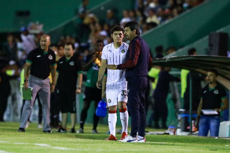 Cardozo da indicaciones a Chevy Martínez en su debut con Chivas